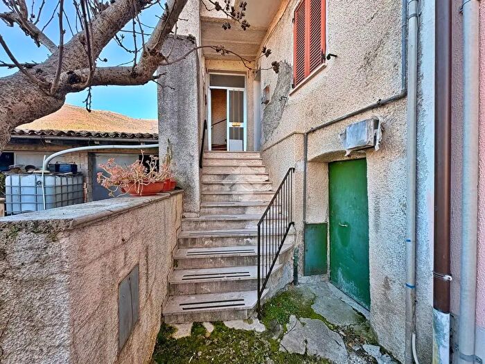 Appartamento con 6 locali in vendita in Frazione Rigali, Gualdo Tadino