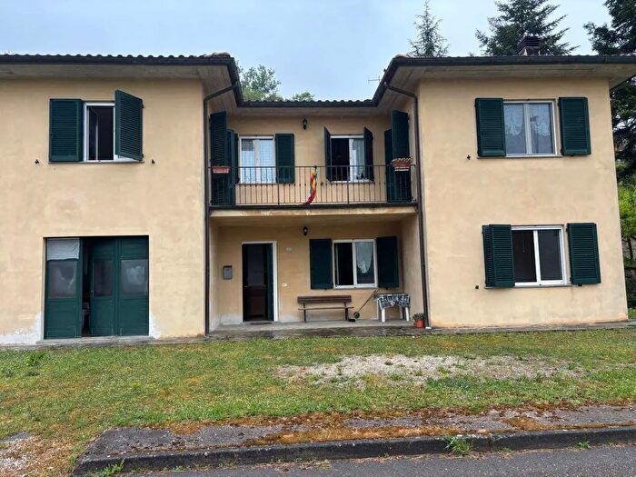 Casa con 9 locali in vendita in Pietralunga