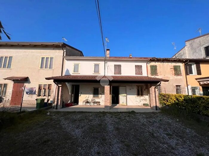 Casa quadrilocale in vendita in Ceresara