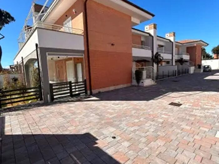 Appartamento trilocale in vendita in Viale del Sole, Anzio