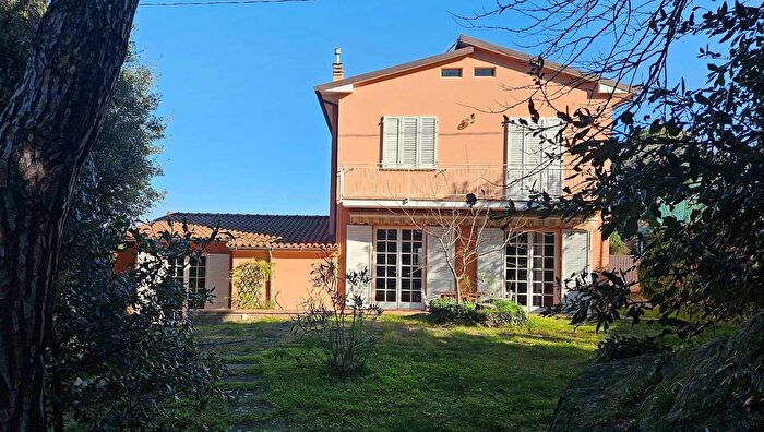 Casa con 8 locali in vendita in Rosignano Marittimo