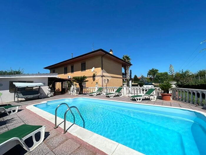 Casa con 8 locali in vendita in Via Aprilia, Cisterna Di Latina