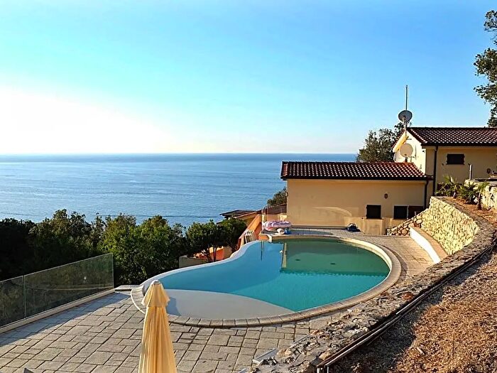 Casa con 8 locali in vendita in Marciana Marina