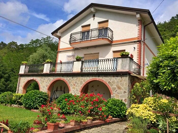 Casa con 11 locali in vendita in Varese Ligure