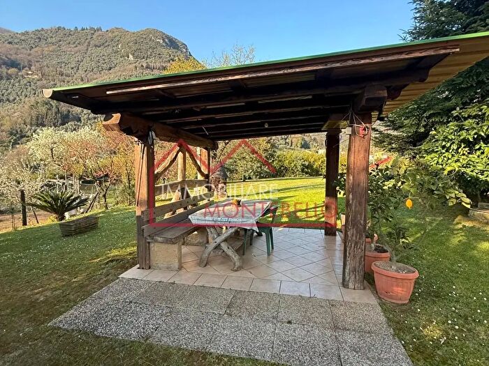 Casa con 6 locali in vendita in Ombrici, Camaiore