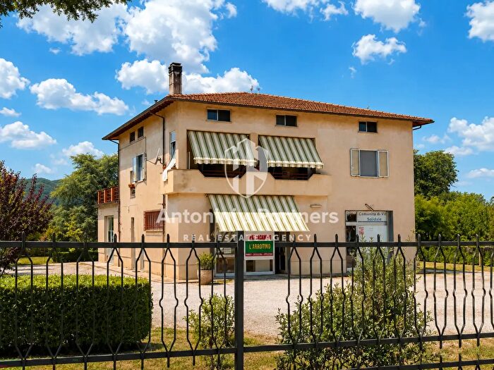 Casa con 12 locali in vendita in Vocabolo Bodoglie, Todi