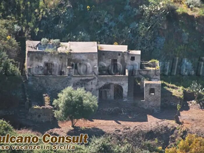 Casa con 6 locali in vendita in Strada C Le Vecchia LipariCanneto, Lipari