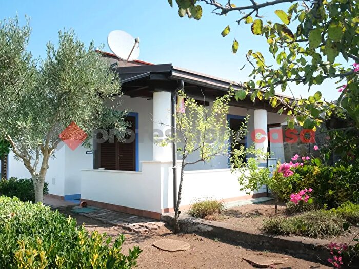 Casa trilocale in vendita in Via del Cardo, Lipari