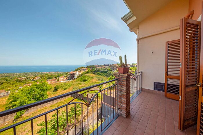 Casa con 7 locali in vendita in Via Glorenza, Acireale