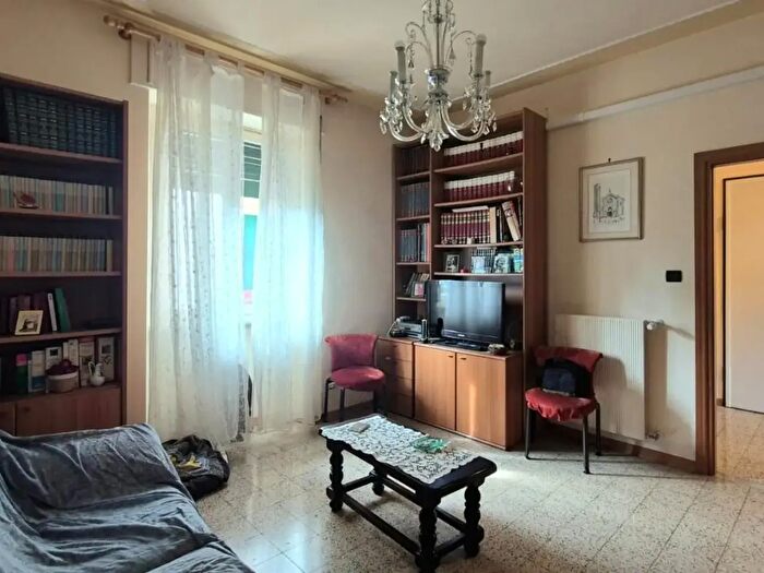 Appartamento con 6 locali in vendita in Tito Strocchi, Lucca