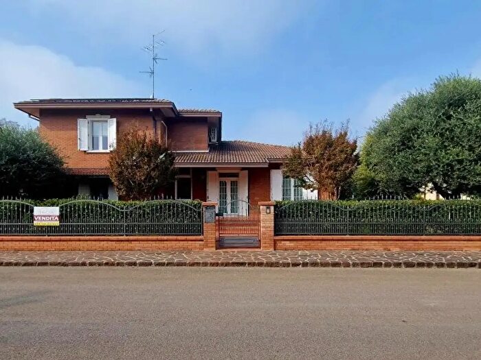 Casa con 6 locali in vendita in Via Alfieri, Novi Di Modena