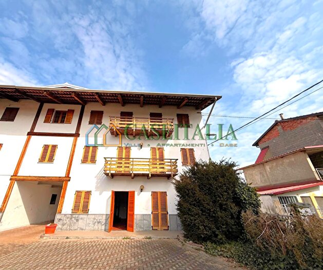 Casa con 12 locali in vendita in Fiorano Canavese