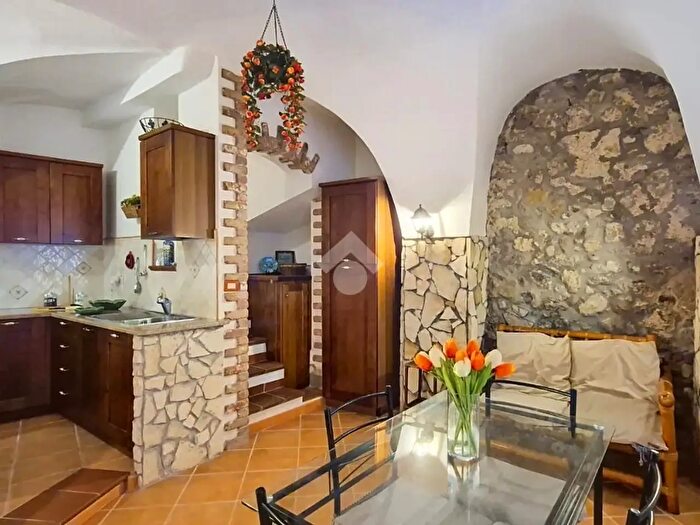 Appartamento trilocale in vendita in Via Vittorio Emanuele, Castelsardo