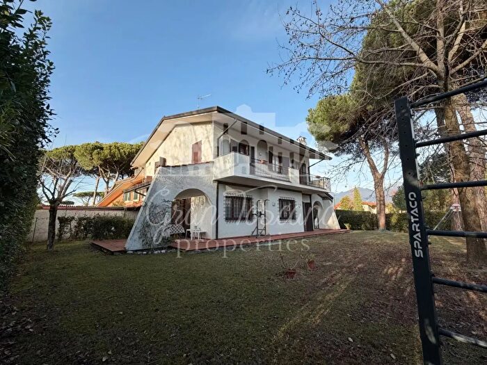 Casa con 11 locali in vendita in Forte Dei Marmi