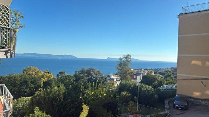 Appartamento con 6 locali in vendita in Via Villanova, Napoli