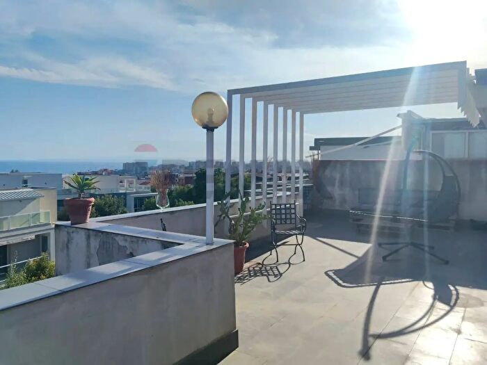 Appartamento con 8 locali in vendita in Viale Angelo Vasta, Catania