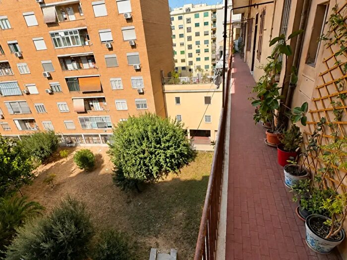 Appartamento trilocale in vendita in Via Appia Nuova, Roma