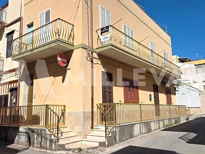 Casa con 6 locali in vendita in Via Gorizia, Scicli