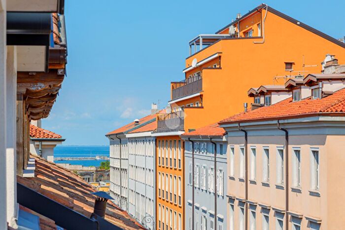 Appartamento trilocale in vendita in Via Valdirivo, Trieste