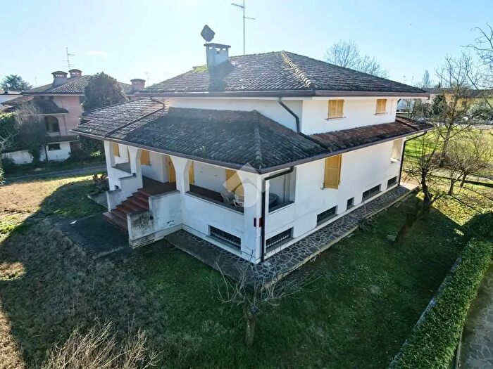 Casa con 7 locali in vendita in Via Wolfgang Amadeus Mozart, Reggiolo