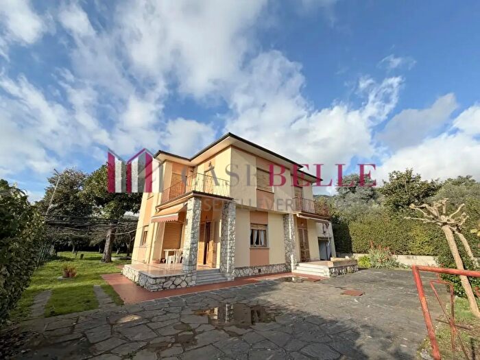 Casa con 8 locali in vendita in Seravezza