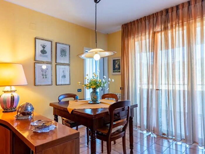 Appartamento con 5 locali in vendita in Cascina