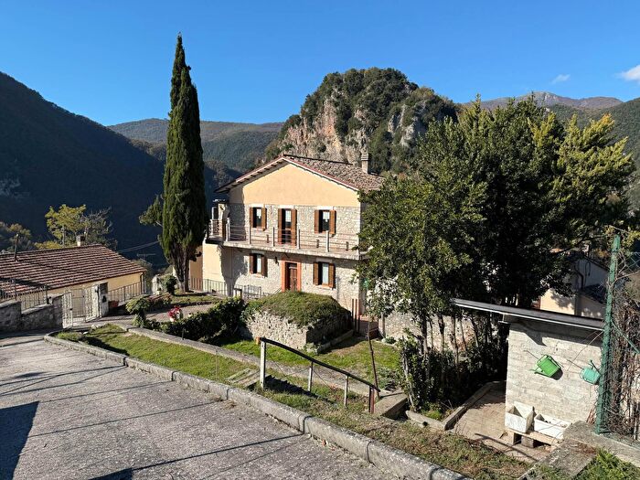 Casa con 12 locali in vendita in Cerreto di SpoletoPonte, Cerreto Di Spoleto
