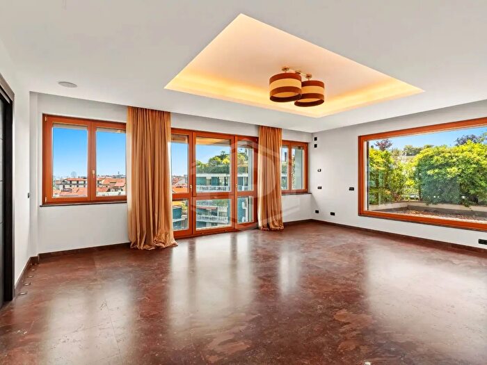 Appartamento con 8 locali in vendita in Via Giuseppe Frua, Milano