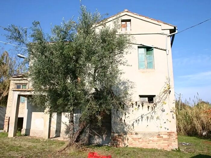 Casa con 8 locali in vendita in Via Selva, Montappone