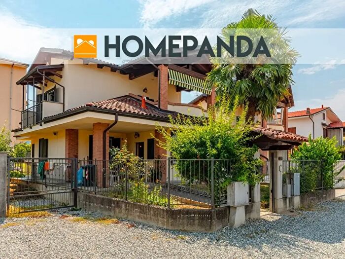 Casa con 14 locali in vendita in Via Garibaldi, Lauriano