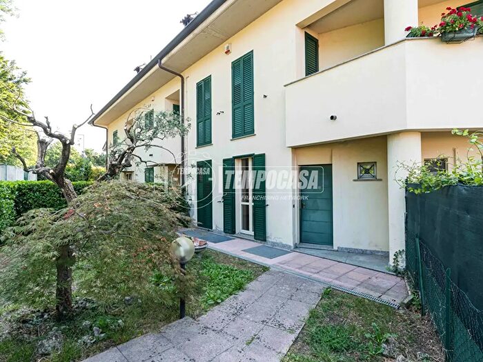 Casa con 5 locali in vendita in Bosisio Parini