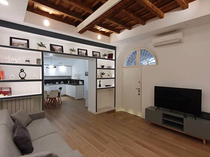 Appartamento trilocale in affitto in Via dei Fienili, Colosseo Fori Imperiali, Roma