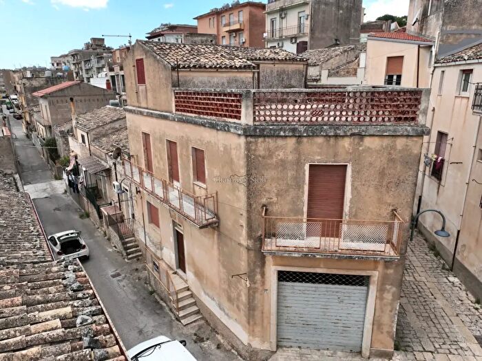 Casa trilocale in vendita in Via Vincenzo Cinquattotto, Modica