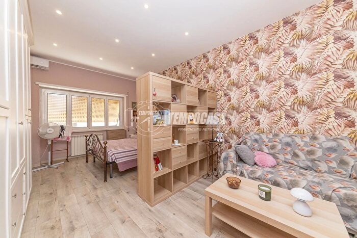 Appartamento trilocale in vendita in Roma