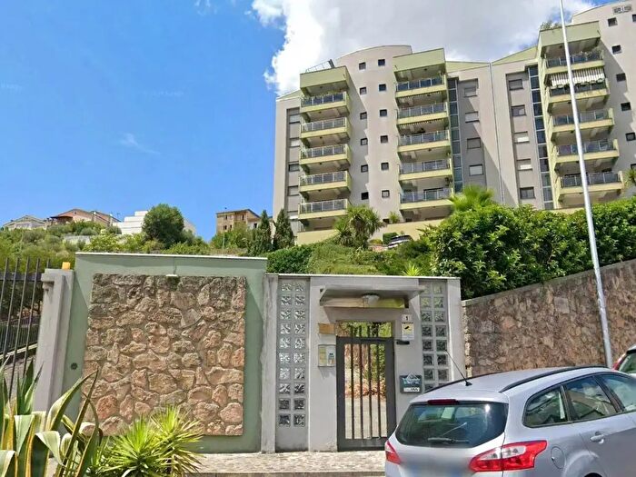 Appartamento con 6 locali in vendita in Via Coscarella, Cosenza
