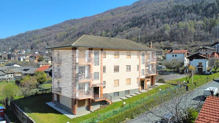 Appartamento trilocale in vendita in Via Vittorio Emanuele, Chiomonte