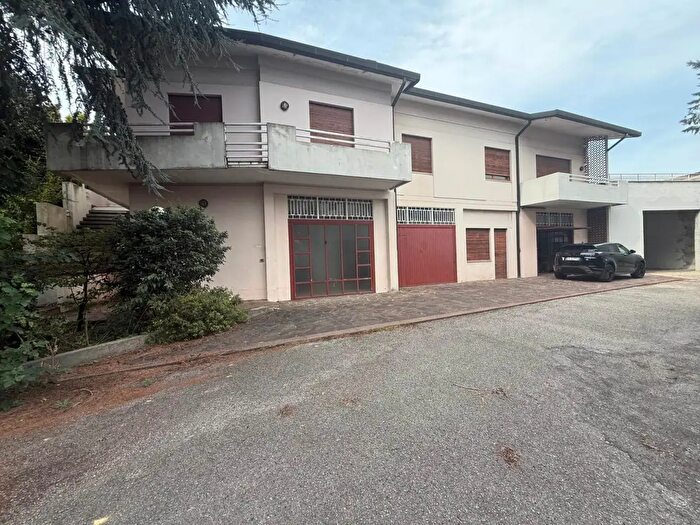 Casa con 8 locali in vendita in Viale Europa, Montecchio Maggiore