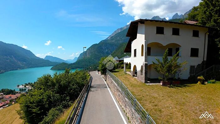 Casa con 6 locali in vendita in Via Fogazzaro, Molveno