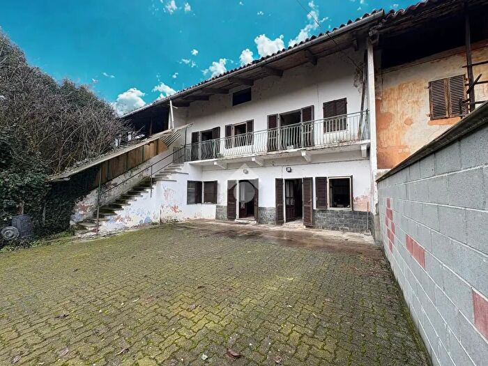 Casa con 5 locali in vendita in Via San Carlo, Strambino