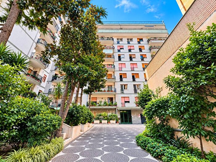 Appartamento quadrilocale in affitto in Via Croce Rossa, Rione Alto, Napoli