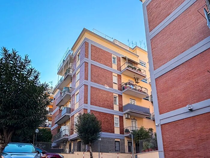 Appartamento trilocale in vendita in Via Portuense, Roma