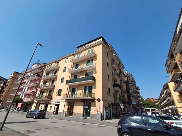 Appartamento con 6 locali in vendita in Via Giosuè Carducci, Avellino