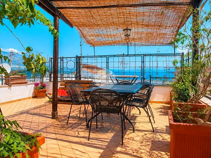 Appartamento trilocale in vendita in Vicolo XI di Lungomare Giovanni Caboto, Gaeta