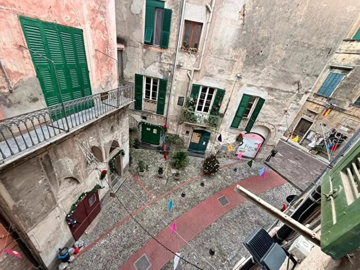 Appartamento trilocale in vendita in Piazza del Canto, Ventimiglia