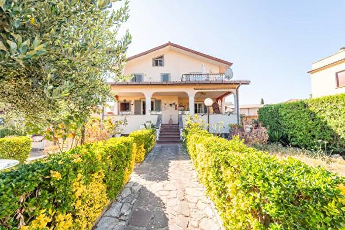 Casa con 6 locali in vendita in Via Naro, Roma