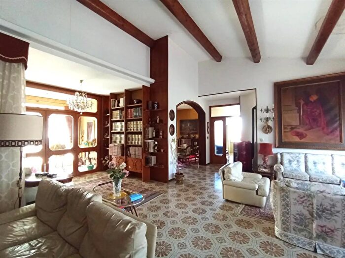 Casa con 8 locali in vendita in Coriano