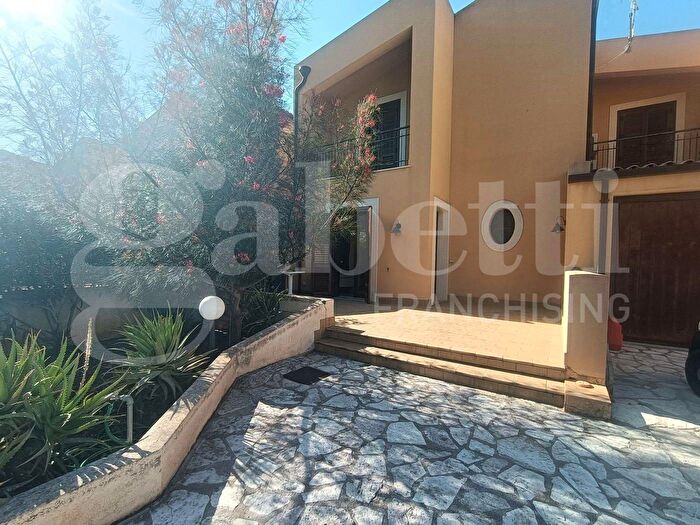 Casa con 5 locali in vendita in Via Giardini del Conte, Valderice