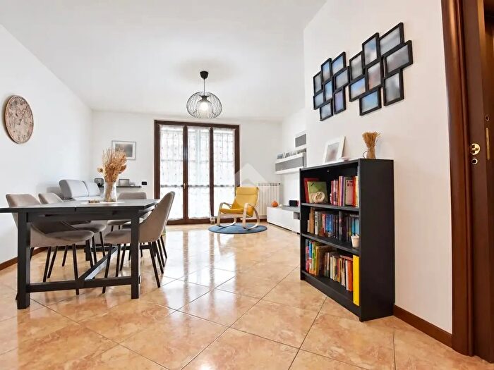 Appartamento trilocale in vendita in Via San Rocco, Vignate