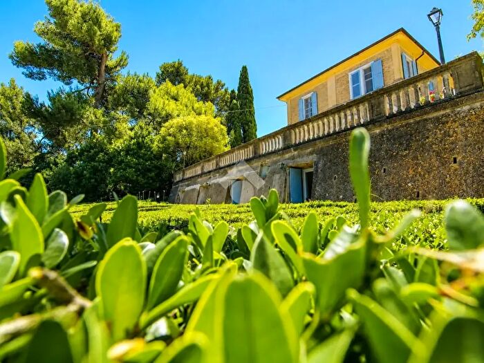Casa con 6 locali in vendita in Via Abbadia, Osimo