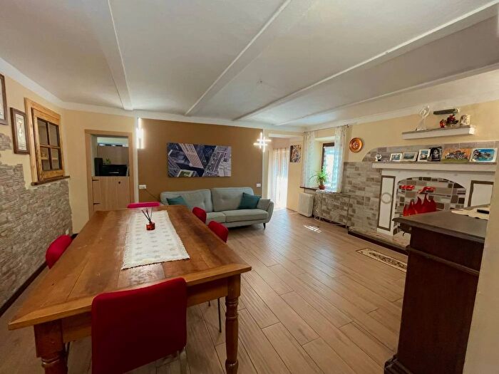 Casa con 6 locali in vendita in Montemarzino